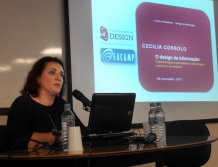 Cecilia Consolo proferindo palestra sobre Design da Informao.